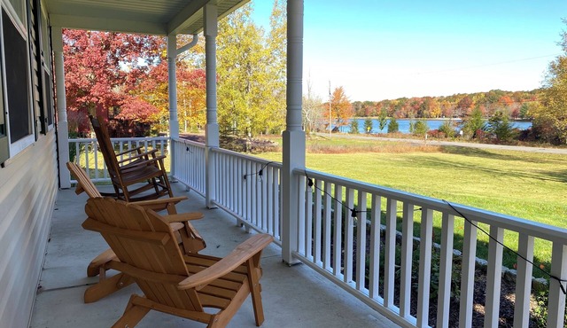 Gorgeous 3-bedroom house with lake view! AC, Hot Tub, and Fire Pit!