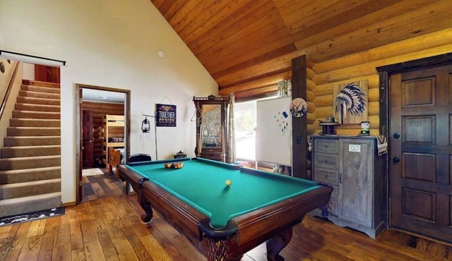 Grand Mountain Retreat w/Piano, Fast WiFi, Fireplace, Private Deck