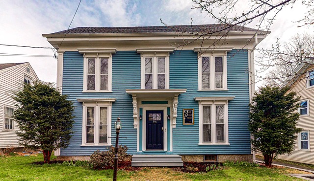 Ground-floor duplex with WiFi & W/D - walk to river and downtown
