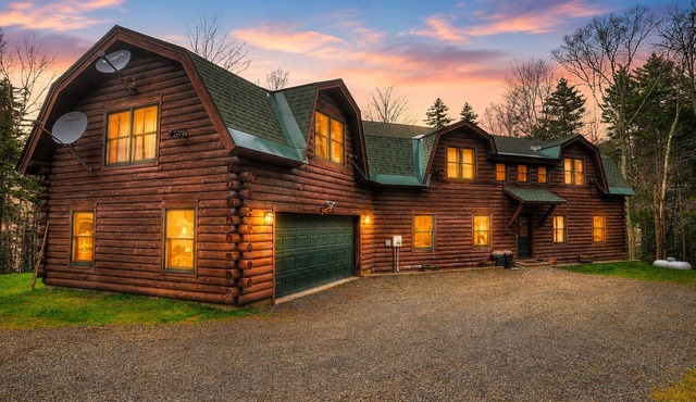 🐾Halls on Mooselookmeguntic - Beautiful Log Home on Mooselookmeguntic Lake, dog friendly