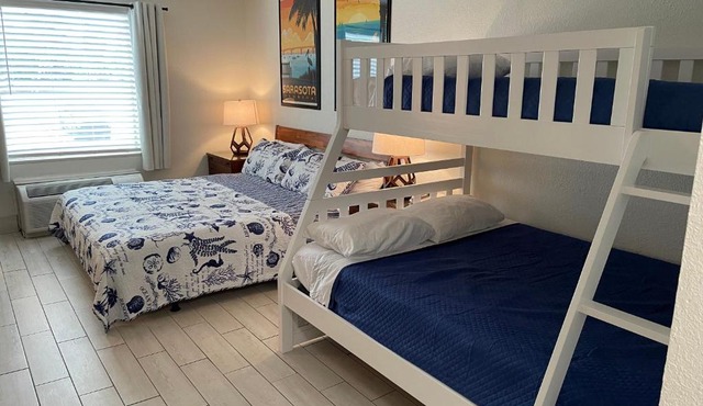 Heated Pool, Bunk Beds, King Bed, Huge TV, Marina, Tiki Bar