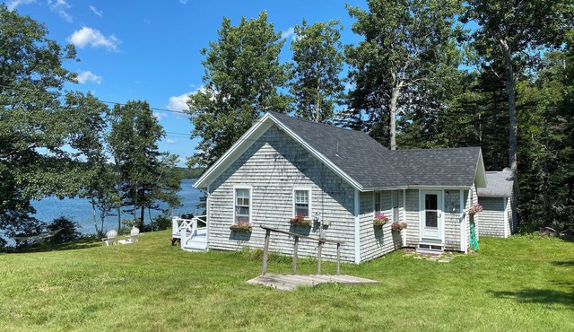 HENRY POINT - Charming Little Cottage on the Shore, Great Kayaking