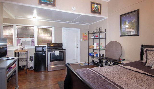 Hide-Away: Downtown Pensacola, North Hill Studio