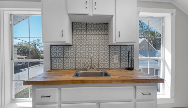 Historic 2 Bedroom Downtown Apartment