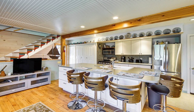 Historic Friendship Boat House Near Back River!