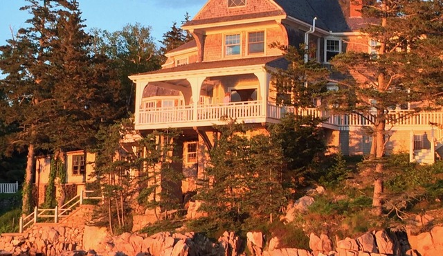 Historic Maine Summer Cottage with private beach, 8BR, 3BA