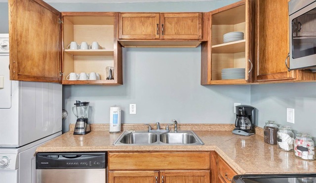 Historic STL unit with 4 queen beds