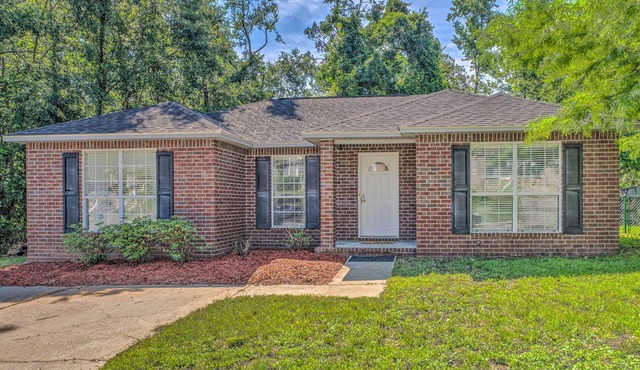 Home 10 Mi to Downtown Pensacola: Pets Welcome!