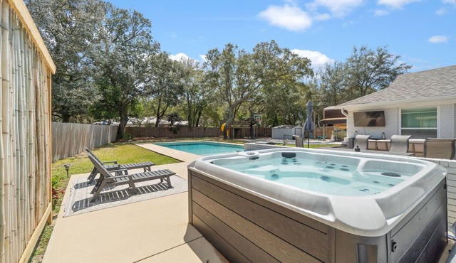 Hot tub-6 miles to beach-Pool-Sport court-Paddle boards-AC