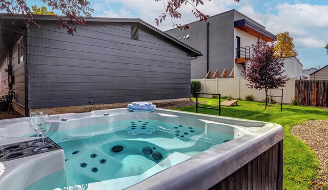 Hot Tub SUPs Walk to Boise River Bikes Fire Pit 5min from Downtown