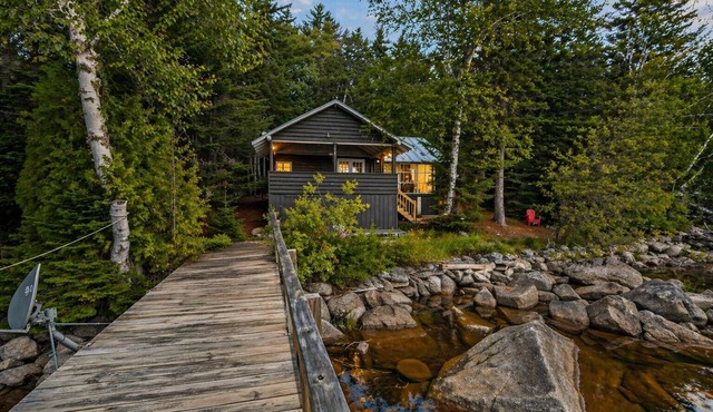 🐾Kadel - Maine log home on Mooselookmeguntic Lake filled with rustic charm, dog friendly