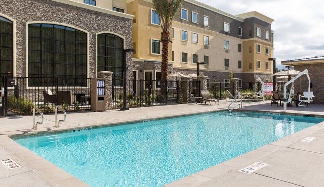 King Suite. Free Breakfast. Pool & Hot Tub. Gym. Near Amazon!