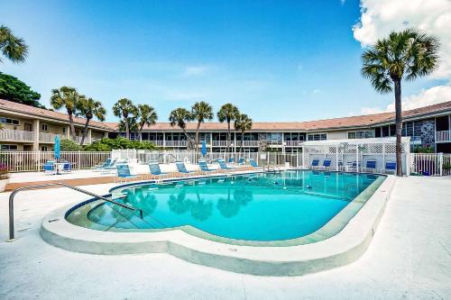 Kingston Arms 2nd Fl Walk to Beach & St. Armands Circle