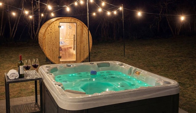 Lake & Pool Access: Hot Tub, Sauna, Arcade, Pets, Hiking, Beach