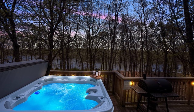 Lakefront Home, Hot Tub, Pool Access, Boats, Pets Games, Fireplace