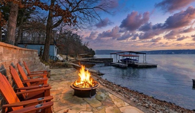 Lakefront Log Cabin with Private Dock, Two Decks & Cozy Comfort at 35mm in Sunrise Beach
