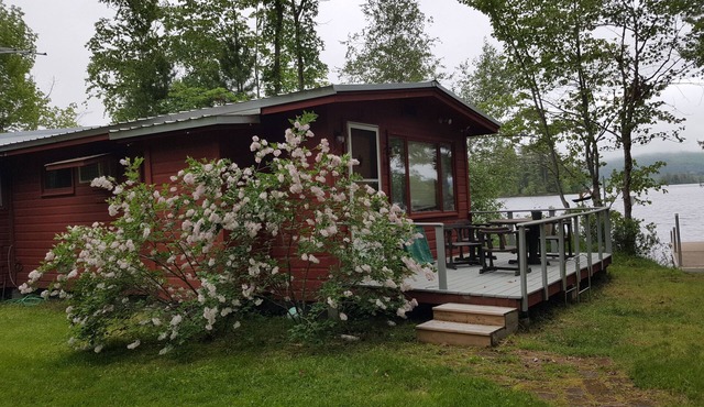 Lakehouse on the edge of the water near Acadia And Bar Harbor
