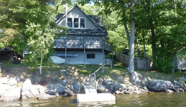 Lakeside Year Round House on the Water's Edge, deck and beautiful sunsets!