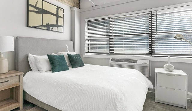 Landing | Chic Studio, Gym, Rooftop Lounge