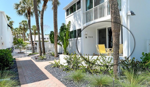 LaPlaya 101E-Relax on your private lanai under the palms!