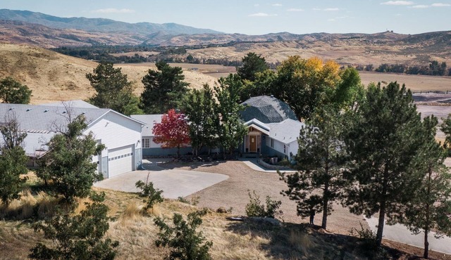 Large hilltop dome home with endless, panoramic views *Adventure Awaits* 5 acres