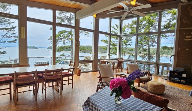 Lasky Cottage - Contemporary, Ocean View Cottage