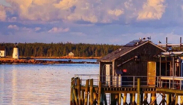 Lobster Cottage on the Harbor W/Lighthouse and Waterviews.