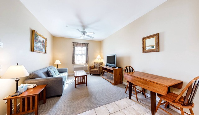 Lovely downtown Northeast Harbor suite near the water and near Acadia