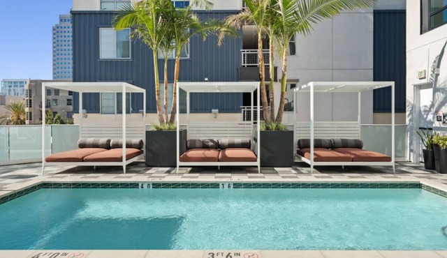 LUX walk Conv Ctr EV Free Park Wi-Fi Pool Crib F