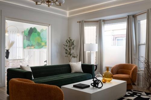 Luxe Victorian Retreat Walk to Downtown