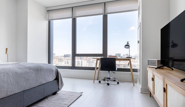 Luxe West Loop Studio w/Gym, Pool, Coworking, walk to UIC, by Blueground