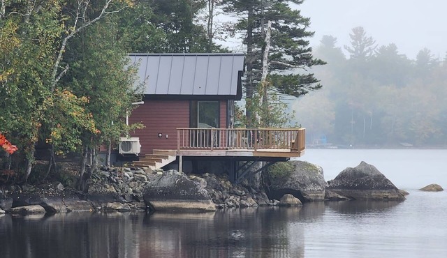 Luxurious and very private lake front cottage