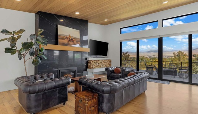 Luxury HGTV "Boise Boys" View House. Sleeps 10. Hot Tub, Sauna, Scenic Views