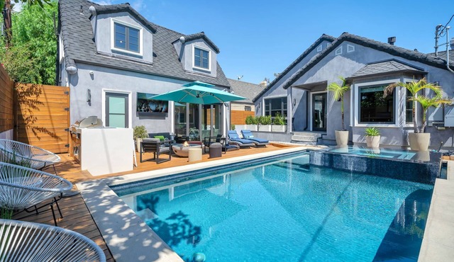Luxury Home, Heated Pool, BBQ, Patio & Workspace