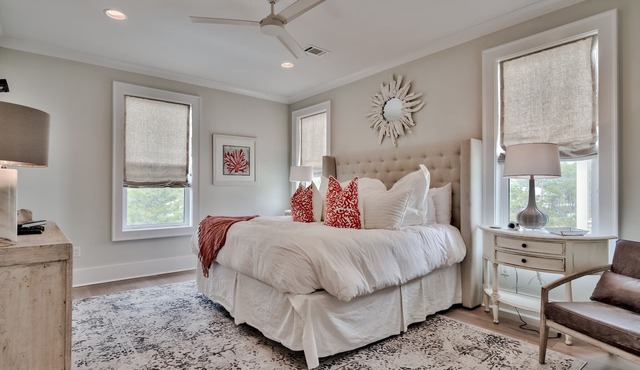 Luxury Home, Short walk to the Beach, and 6 adult bikes included, Private Pool!