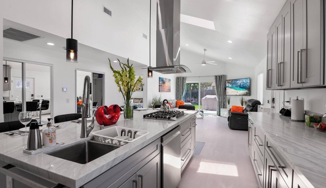 Luxury Modern New Build Bright 2BR/2BA Fully Fenced Backyard