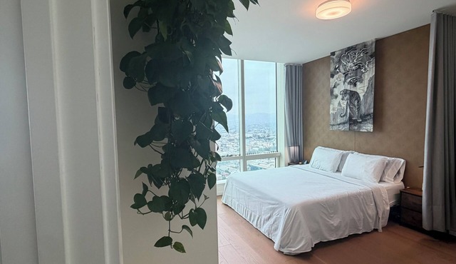 Luxury PH 2.5-bed/bath apartment in welcoming Los Angeles with Pool & gym access