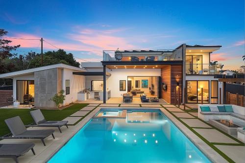 Luxury Stay with Pool, Spa, Fire Pit, Outdoor Lounge & Stunning Ocean Views, Encinitas Retreat
