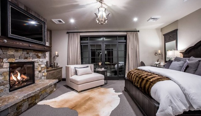 Luxury Suite 201, Downtown Whitefish!