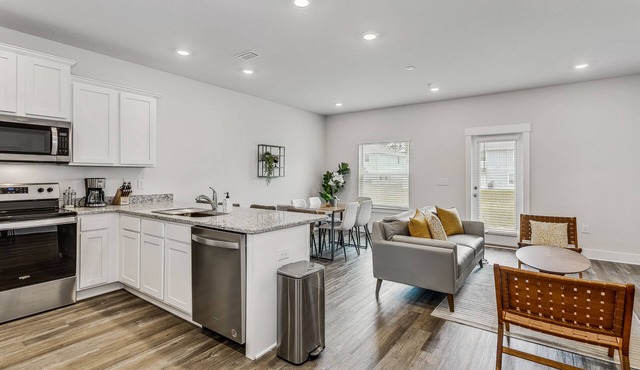 LUXURY TOWNHOME NEAR DOWNTOWN AND PENSACOLA BEACH