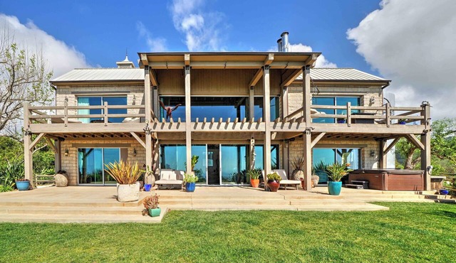 Malibu Farmhouse Retreat 3BR with Cozy Elegance & Open Space