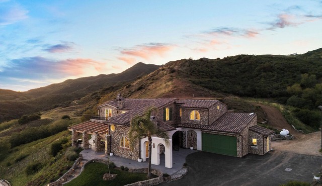 Malibu Tuscan Villa; Ocean View & Spacious Retreat