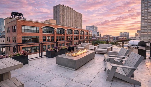 McCormick Place 2BR Oasis with Optional Parking, Patio, Gym for up to 6 guests Near Museum Campus, Grant Park & Soldier Field