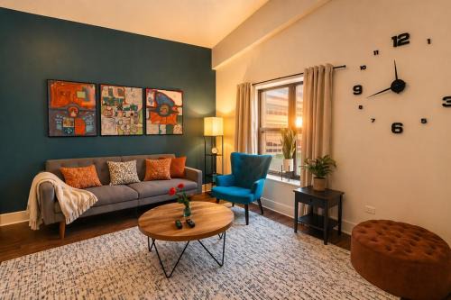 McCormick Place 420 Friendly 3BR in Downtown Chicago with Optional Parking Sleeps 8 Guests Near Soldier Field, Grant Park and Lakefront Trail