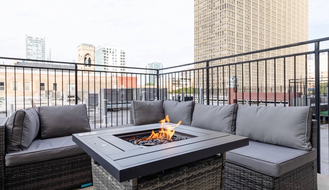 McCormick Place Patio skyline 2b/2b with optional Parking for up to 6 people