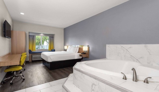 Microtel Inn & Suites by Wyndham Panama City