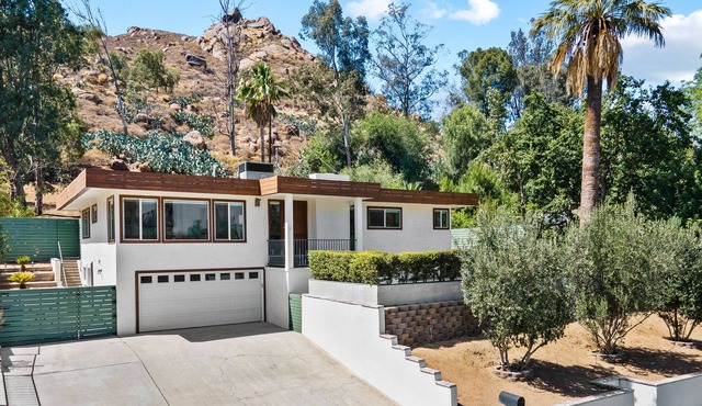Mid Century Hilltop Getaway (Entire Home)