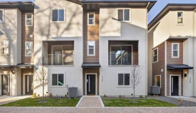 Midtown Heights Townhome: EV Charger & walkable to BSU Campus.