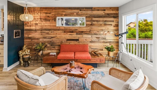 Mile to Beach! Private, Family & Pet Friendly Oasis! Pool Table & Hot tub!