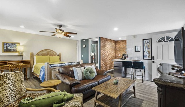 Mile to Beach! Tiki Master Suite